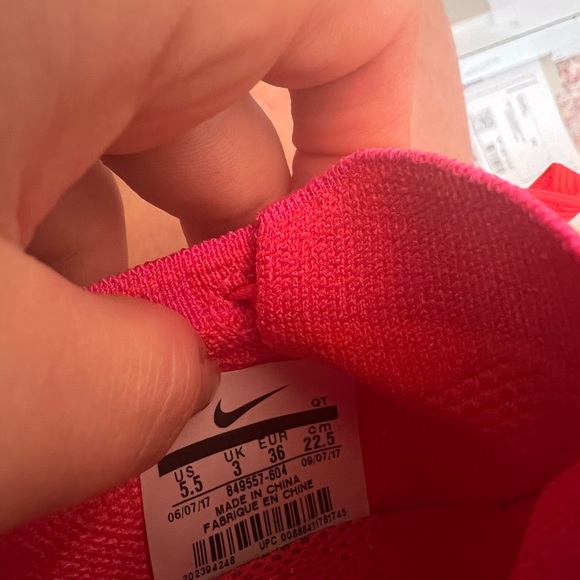 Nike Air VaporMax FlyKnit Sneaker Hyper Punch Pink Blast -- Hot Pink Color - Picture 6 of 8